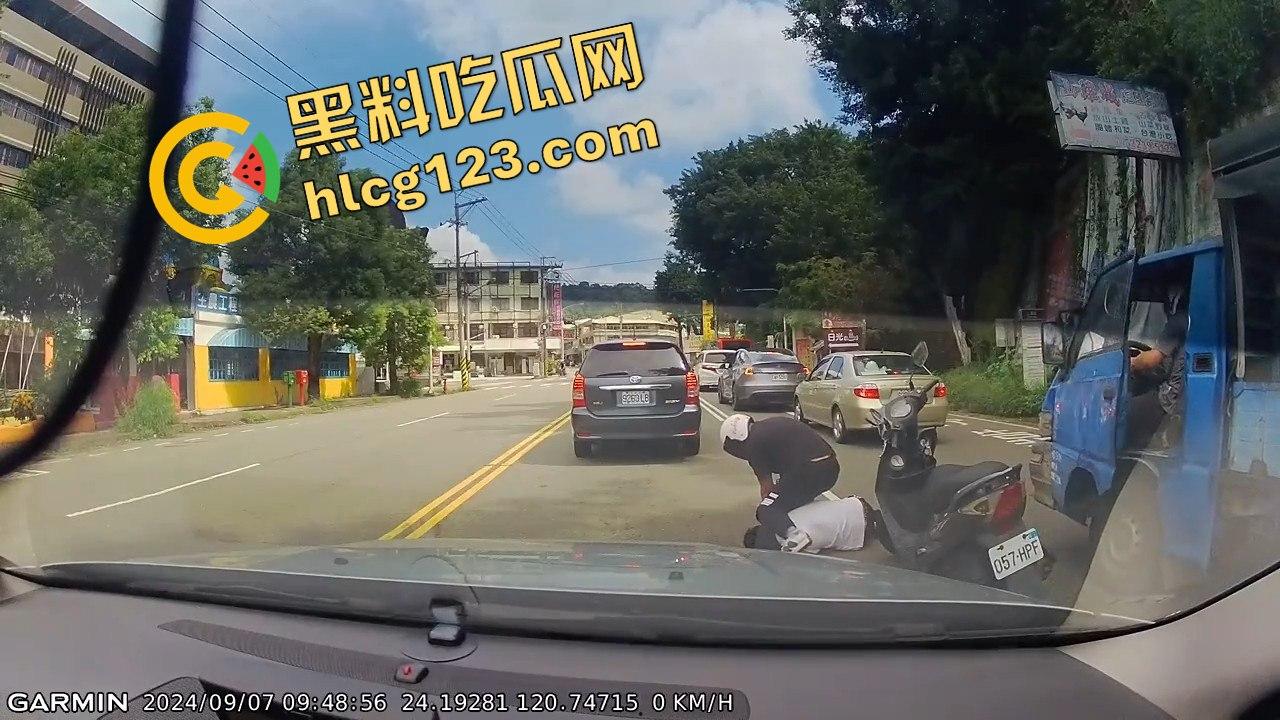 台湾便衣警察摩托车别停货车，上演街头惊险抓捕在逃犯！