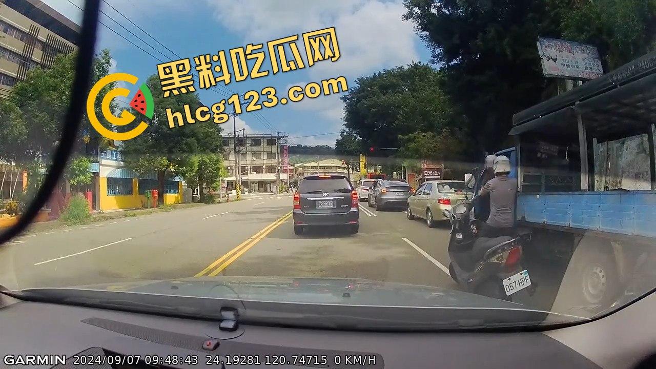 台湾便衣警察摩托车别停货车，上演街头惊险抓捕在逃犯！