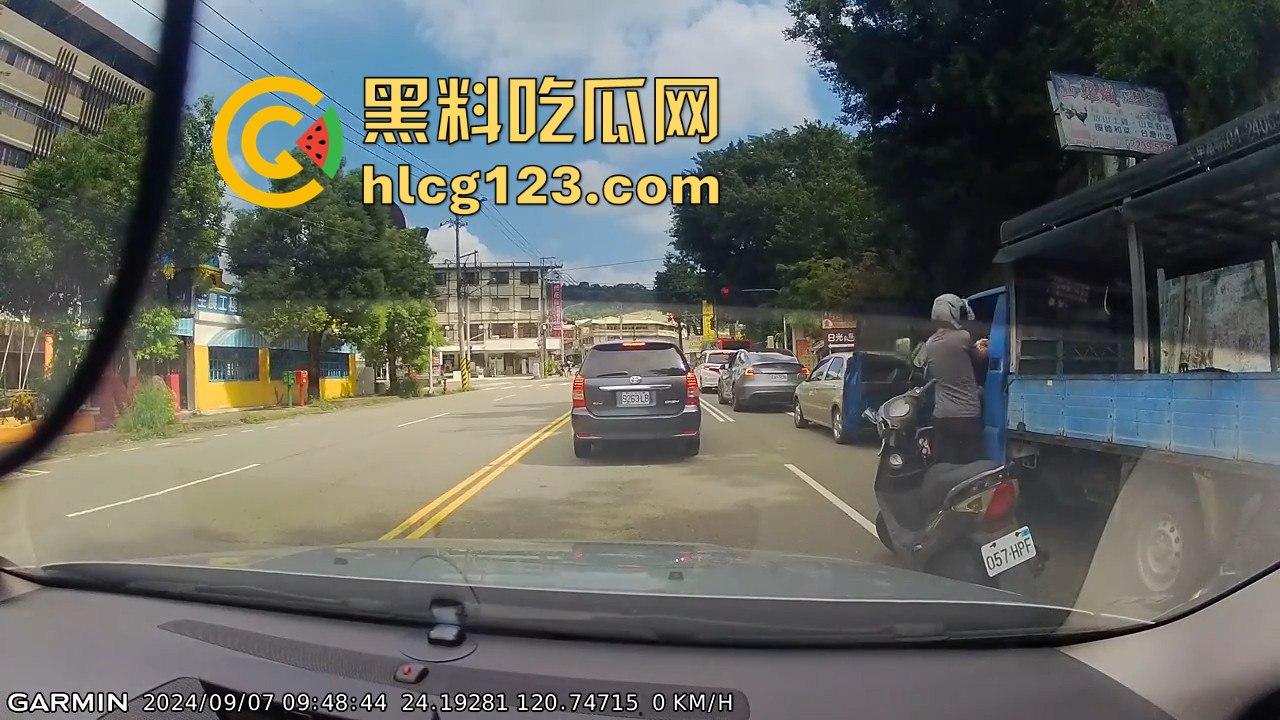 台湾便衣警察摩托车别停货车，上演街头惊险抓捕在逃犯！
