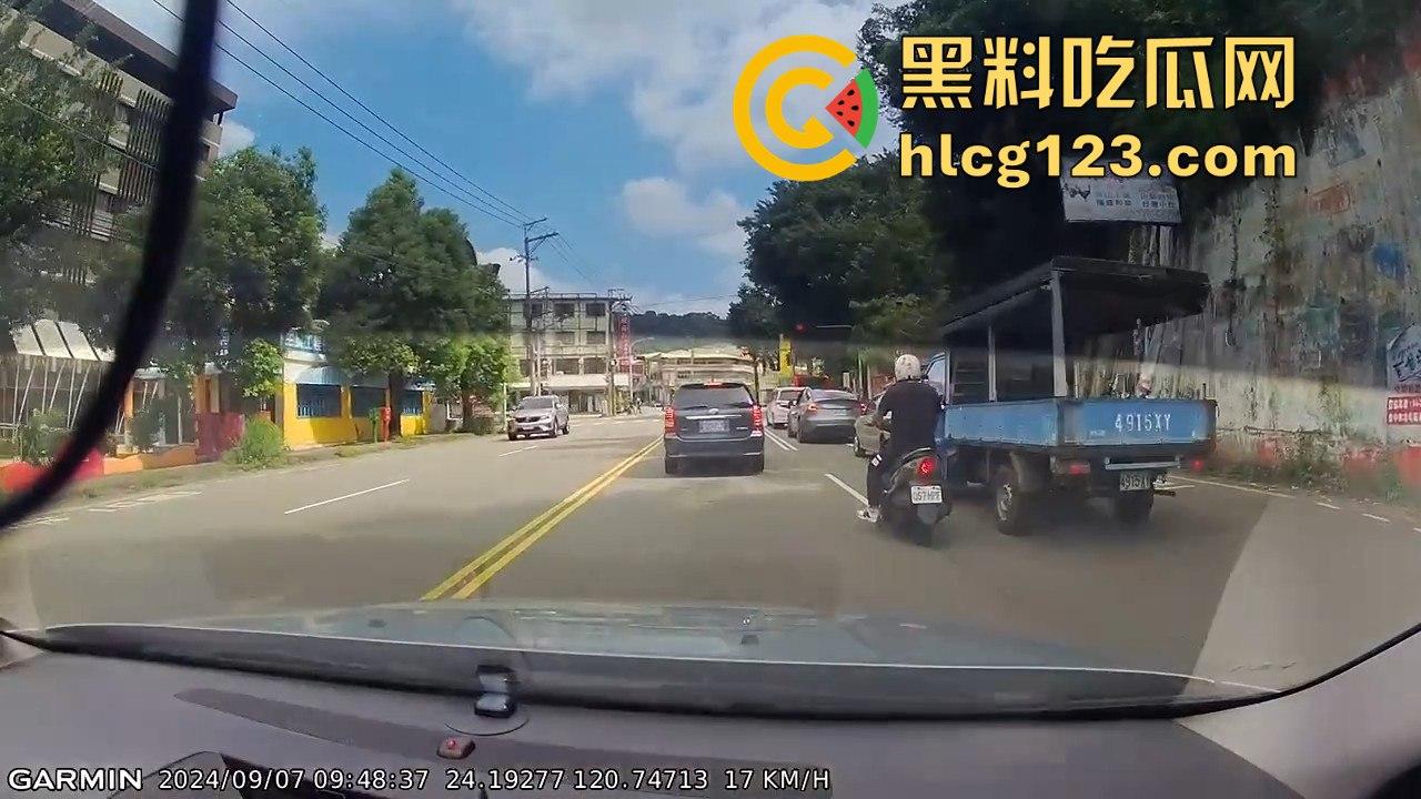 台湾便衣警察摩托车别停货车，上演街头惊险抓捕在逃犯！