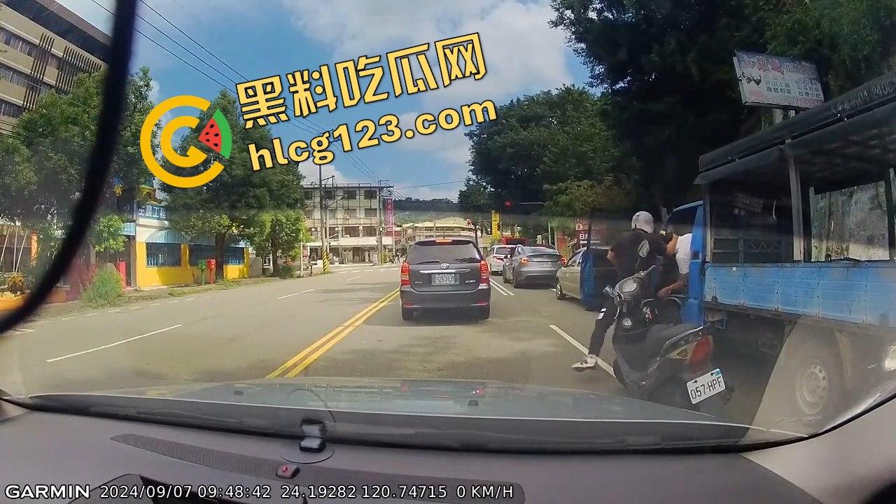 台湾便衣警察摩托车别停货车，上演街头惊险抓捕在逃犯！