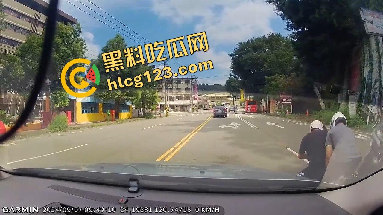 台湾便衣警察摩托车别停货车，上演街头惊险抓捕在逃犯！