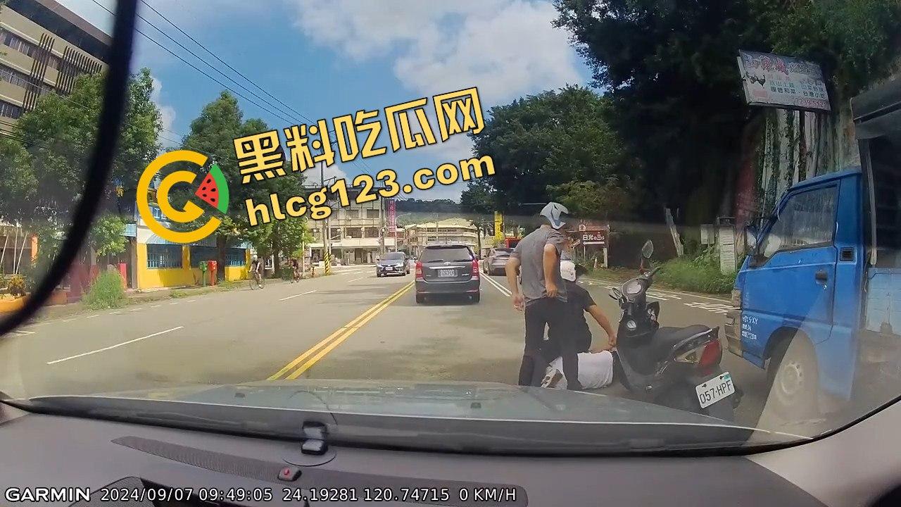 台湾便衣警察摩托车别停货车，上演街头惊险抓捕在逃犯！