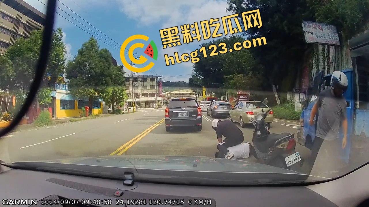 台湾便衣警察摩托车别停货车，上演街头惊险抓捕在逃犯！
