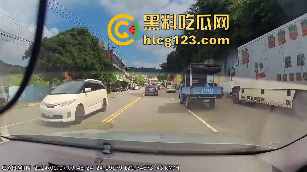 台湾便衣警察摩托车别停货车，上演街头惊险抓捕在逃犯！