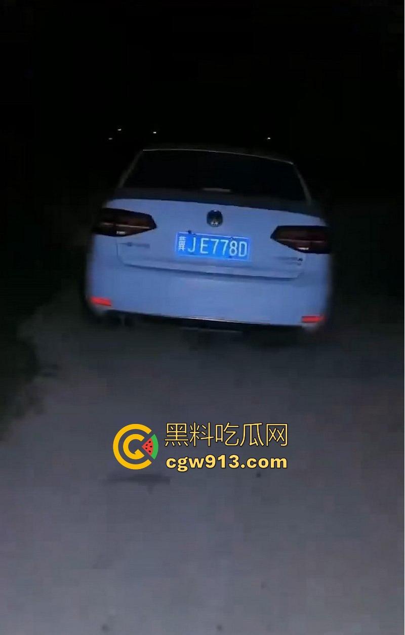 河北速腾车震现场视频曝光!路人深夜偶遇男女车内激情啪啪,车身摇晃明显,被发现后吓得慌不择路开车逃跑!