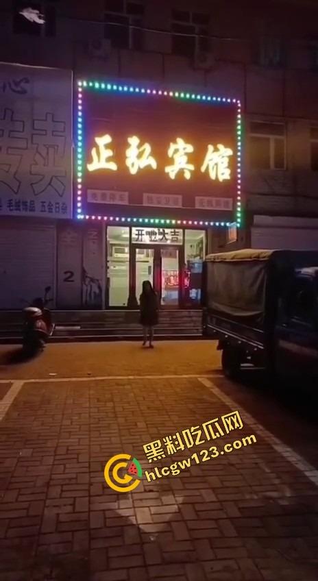 辽宁软饭男真实上演软饭硬吃,足浴店下班接人,老婆被操到下面疼,他还劝她继续干一年!