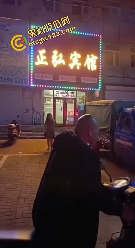 辽宁软饭男真实上演软饭硬吃,足浴店下班接人,老婆被操到下面疼,他还劝她继续干一年!
