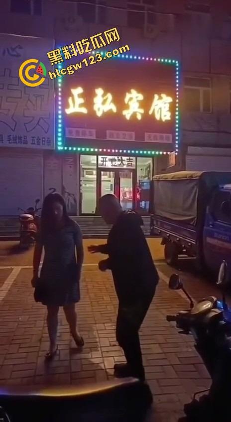 辽宁软饭男真实上演软饭硬吃,足浴店下班接人,老婆被操到下面疼,他还劝她继续干一年!