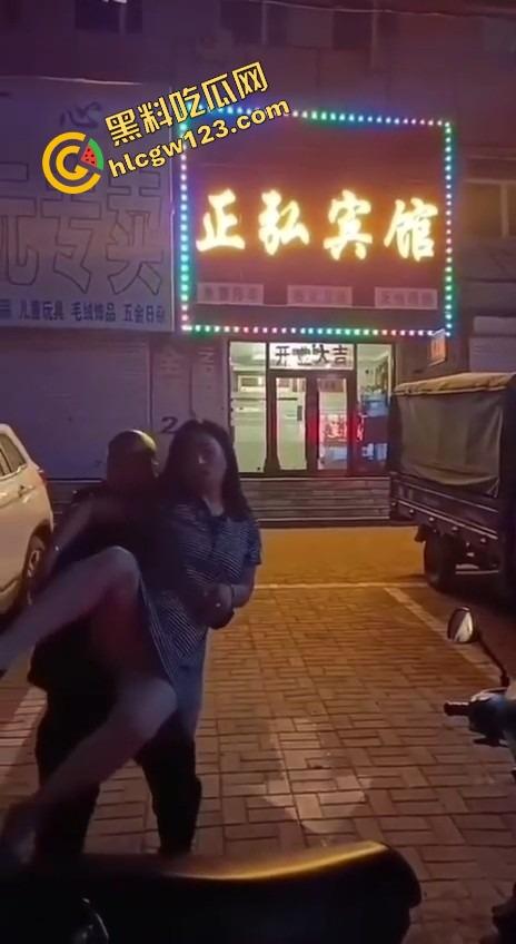 辽宁软饭男真实上演软饭硬吃,足浴店下班接人,老婆被操到下面疼,他还劝她继续干一年!