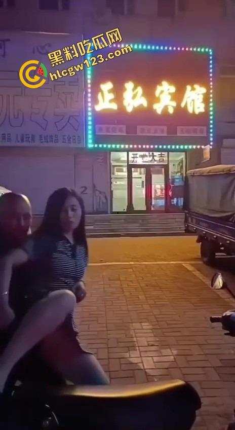 辽宁软饭男真实上演软饭硬吃,足浴店下班接人,老婆被操到下面疼,他还劝她继续干一年!