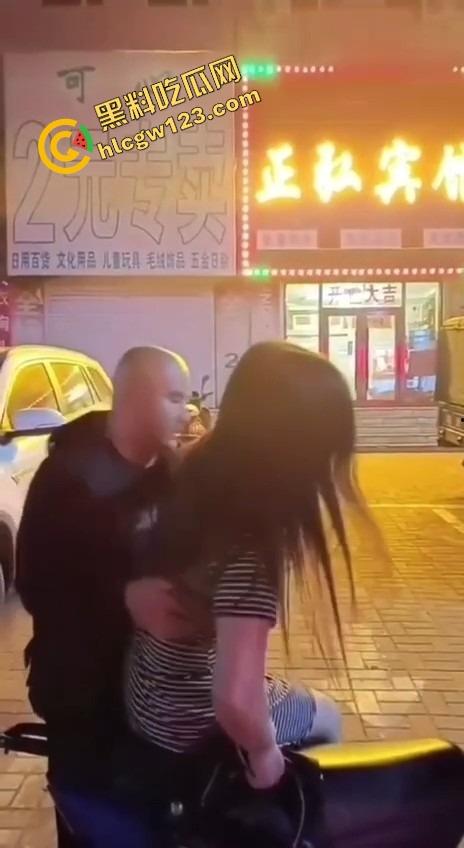 辽宁软饭男真实上演软饭硬吃,足浴店下班接人,老婆被操到下面疼,他还劝她继续干一年!