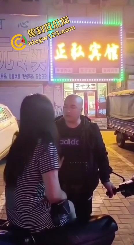 辽宁软饭男真实上演软饭硬吃,足浴店下班接人,老婆被操到下面疼,他还劝她继续干一年!