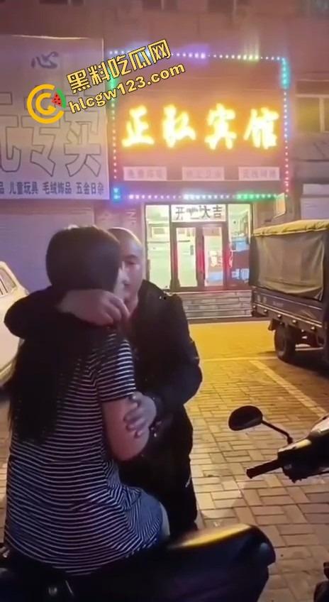 辽宁软饭男真实上演软饭硬吃,足浴店下班接人,老婆被操到下面疼,他还劝她继续干一年!