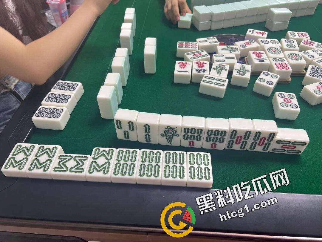 风韵犹存的少妇熟女 和单男打麻将输钱 用骚逼抵账 站立冲刺后入现拍视频流出