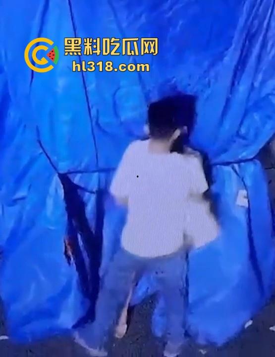 深夜小区惊现情侣野战，在监控底下明目张胆上演春宫戏，掰开双腿极其享受，小编实名表示羡慕！