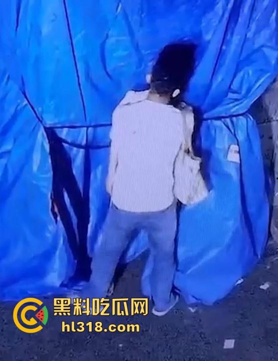 深夜小区惊现情侣野战，在监控底下明目张胆上演春宫戏，掰开双腿极其享受，小编实名表示羡慕！