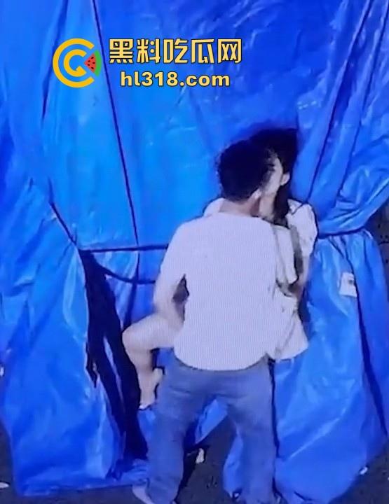 深夜小区惊现情侣野战，在监控底下明目张胆上演春宫戏，掰开双腿极其享受，小编实名表示羡慕！