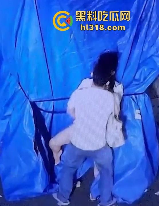 深夜小区惊现情侣野战，在监控底下明目张胆上演春宫戏，掰开双腿极其享受，小编实名表示羡慕！