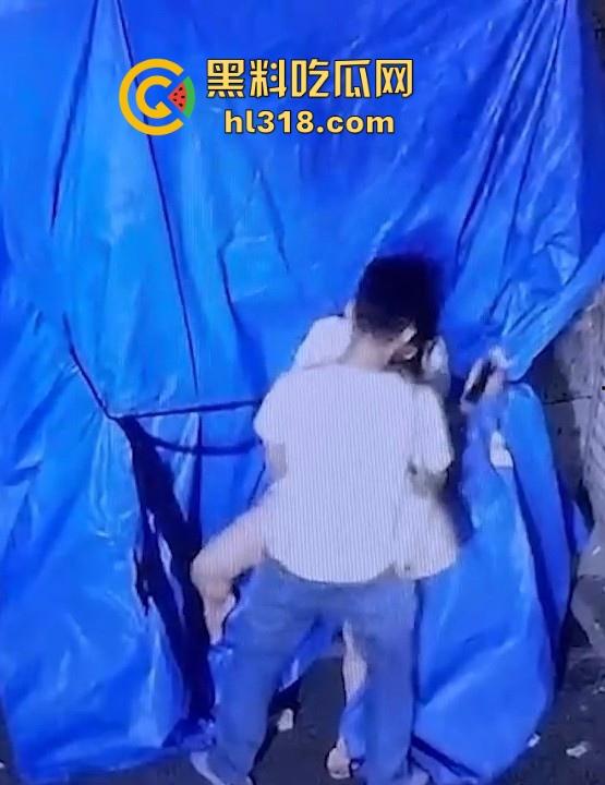 深夜小区惊现情侣野战，在监控底下明目张胆上演春宫戏，掰开双腿极其享受，小编实名表示羡慕！