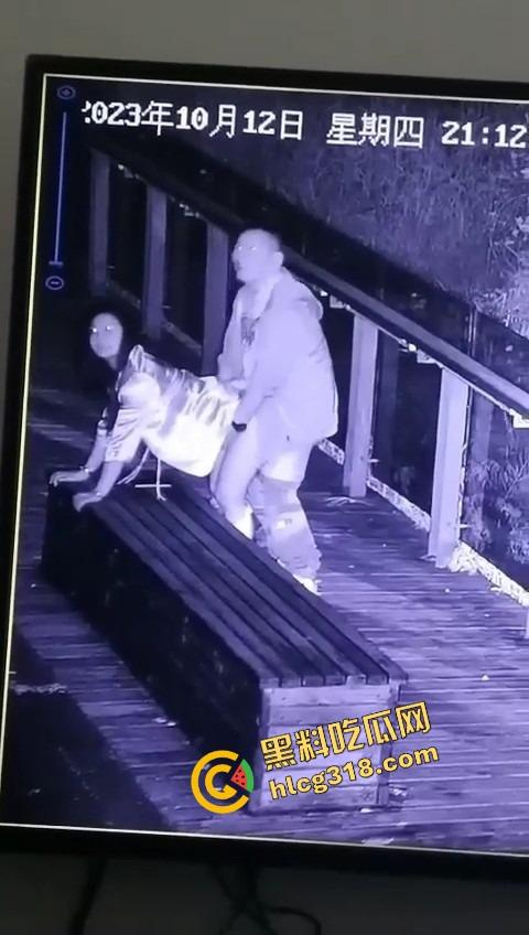 杭州公园长椅野战全程被监控拍下,两人全程激烈拉伸还换姿势,保安看回放笑抽了,上夜班果然有福利!