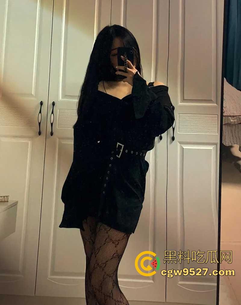 深夜带嫂子进公厕乱伦，丝袜尤物口交舔屌，撅臀后入被玩嗨，户外偷情真是刺激，真是过瘾啊！