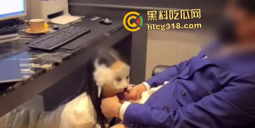 单男还在办公,绿帽就迫不及待送淫妻来做爱!戴面具跪地口交后本想在桌上操,谁知身高不够只能后入!