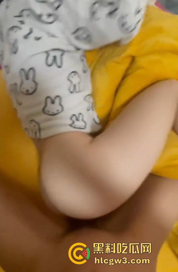 瓜友投稿前女友骚成母狗!吃鸡巴还刷手机,这骚货把贱劲儿发挥到极致!