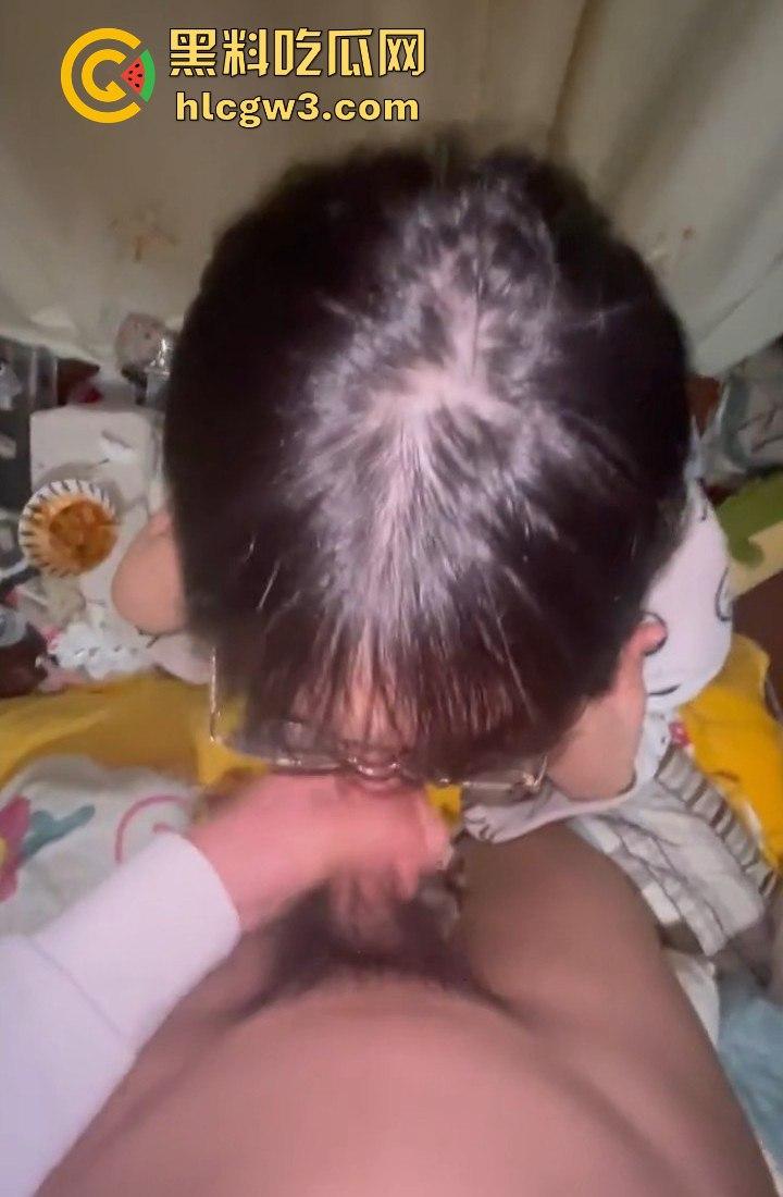 瓜友投稿前女友骚成母狗!吃鸡巴还刷手机,这骚货把贱劲儿发挥到极致!