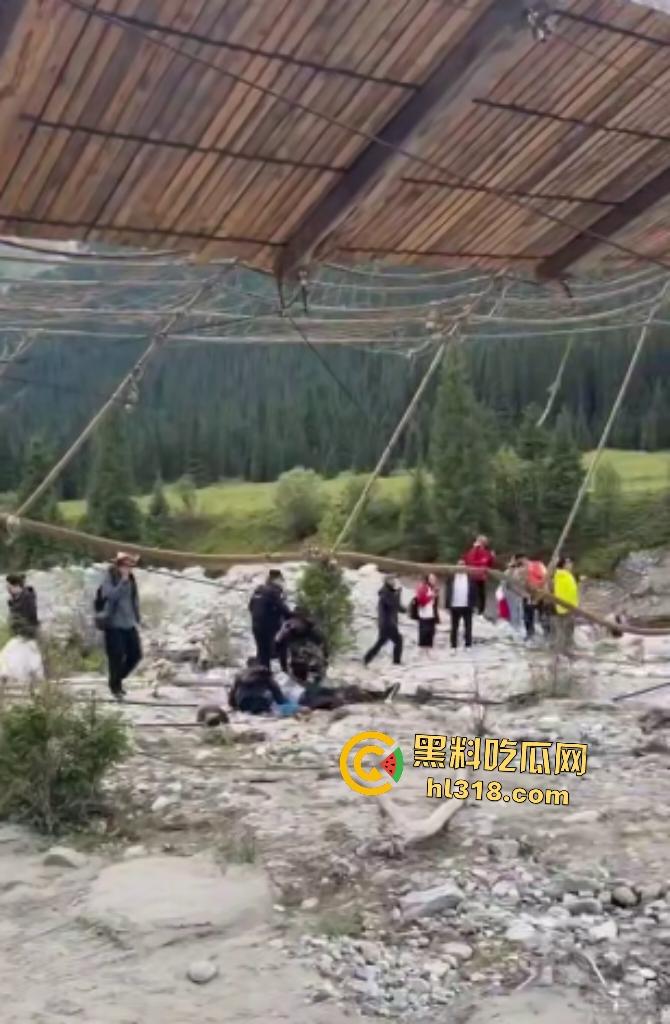 新疆伊犁昭苏县夏塔景区吊桥断裂29人滑落5死22伤,桥虽不高但下面就是激流的河水,直接能摔死!