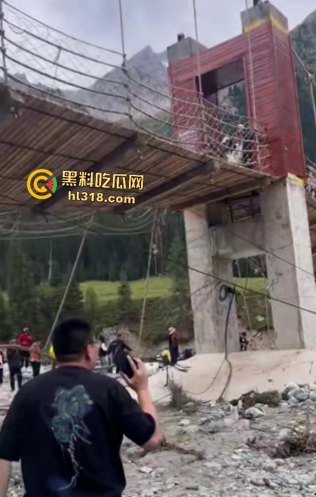 新疆伊犁昭苏县夏塔景区吊桥断裂29人滑落5死22伤,桥虽不高但下面就是激流的河水,直接能摔死!
