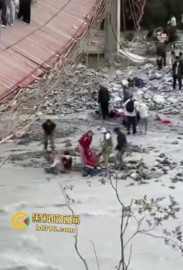 新疆伊犁昭苏县夏塔景区吊桥断裂29人滑落5死22伤,桥虽不高但下面就是激流的河水,直接能摔死!