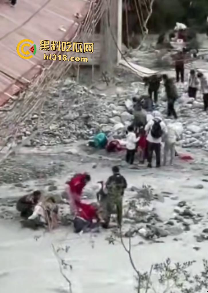 新疆伊犁昭苏县夏塔景区吊桥断裂29人滑落5死22伤,桥虽不高但下面就是激流的河水,直接能摔死!