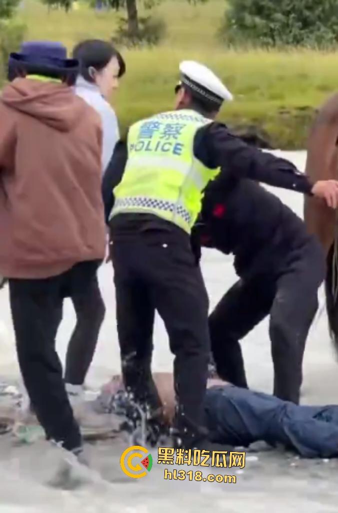 新疆伊犁昭苏县夏塔景区吊桥断裂29人滑落5死22伤,桥虽不高但下面就是激流的河水,直接能摔死!