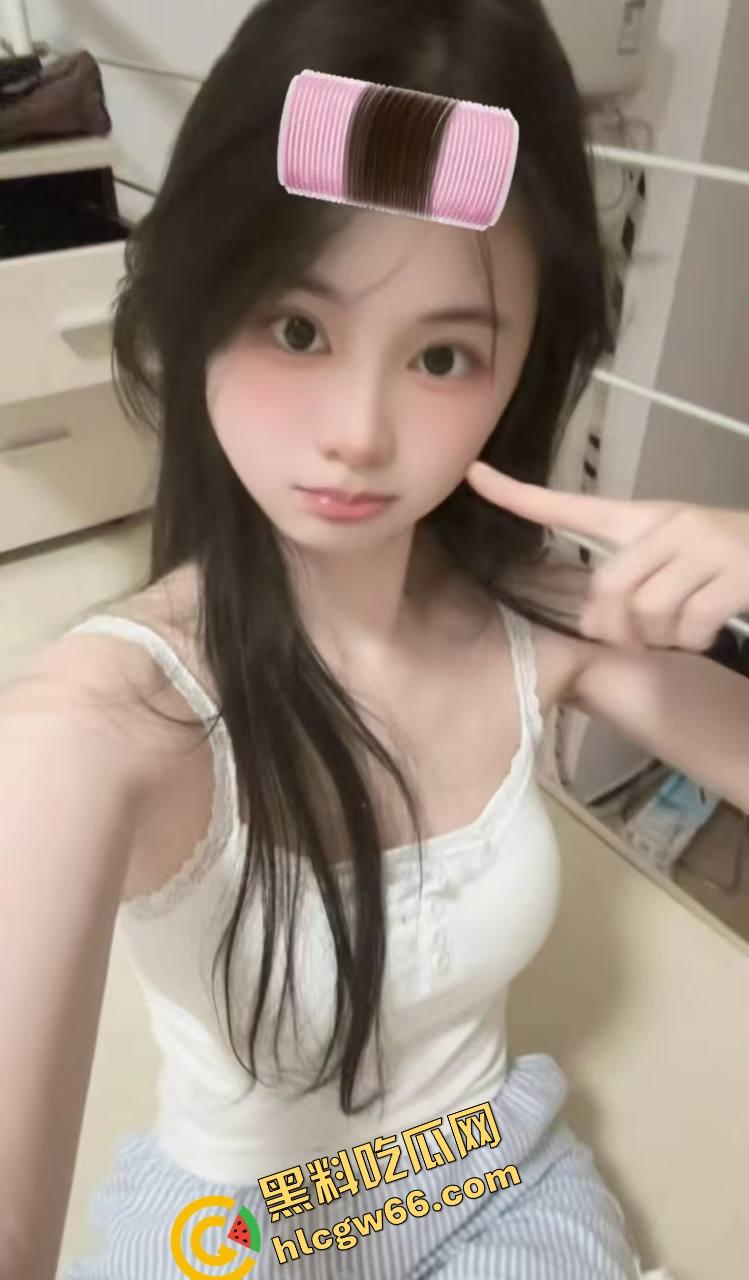 火车卧铺偷拍红内裤嫩妹,裤衩勒紧嫩缝露馅,掀裙偷看白腿夹得人心痒痒,这骚货睡梦中都欠干得要命!