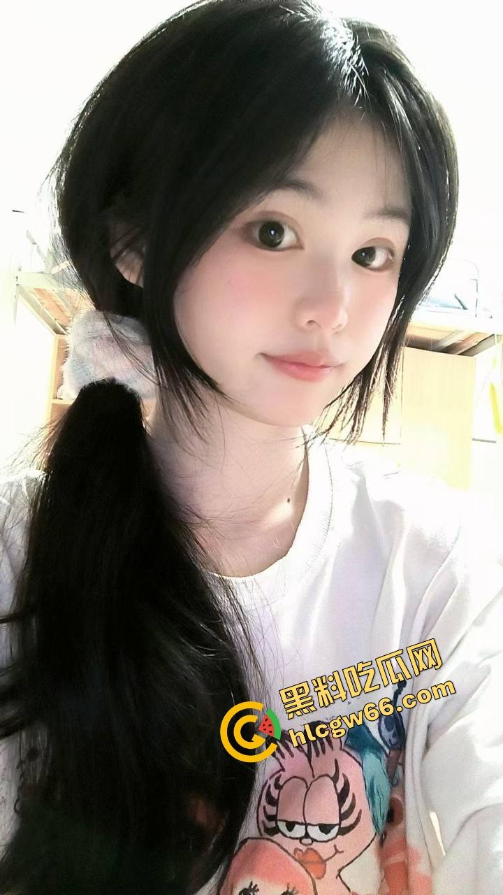 火车卧铺偷拍红内裤嫩妹,裤衩勒紧嫩缝露馅,掀裙偷看白腿夹得人心痒痒,这骚货睡梦中都欠干得要命!