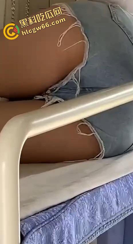 火车卧铺偷拍红内裤嫩妹,裤衩勒紧嫩缝露馅,掀裙偷看白腿夹得人心痒痒,这骚货睡梦中都欠干得要命!