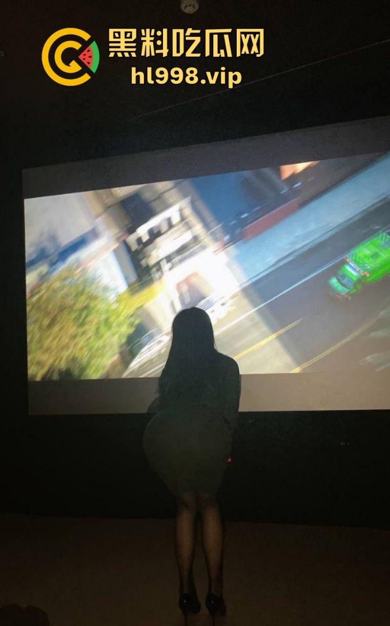 万人求的极品长腿人妻私拍来了!群交乱操,黑丝肉丝轮番上阵,十月『大魔王』放飞自我!