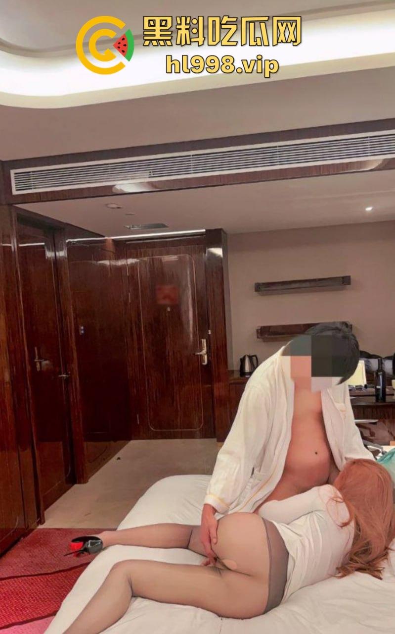 万人求的极品长腿人妻私拍来了!群交乱操,黑丝肉丝轮番上阵,十月『大魔王』放飞自我!