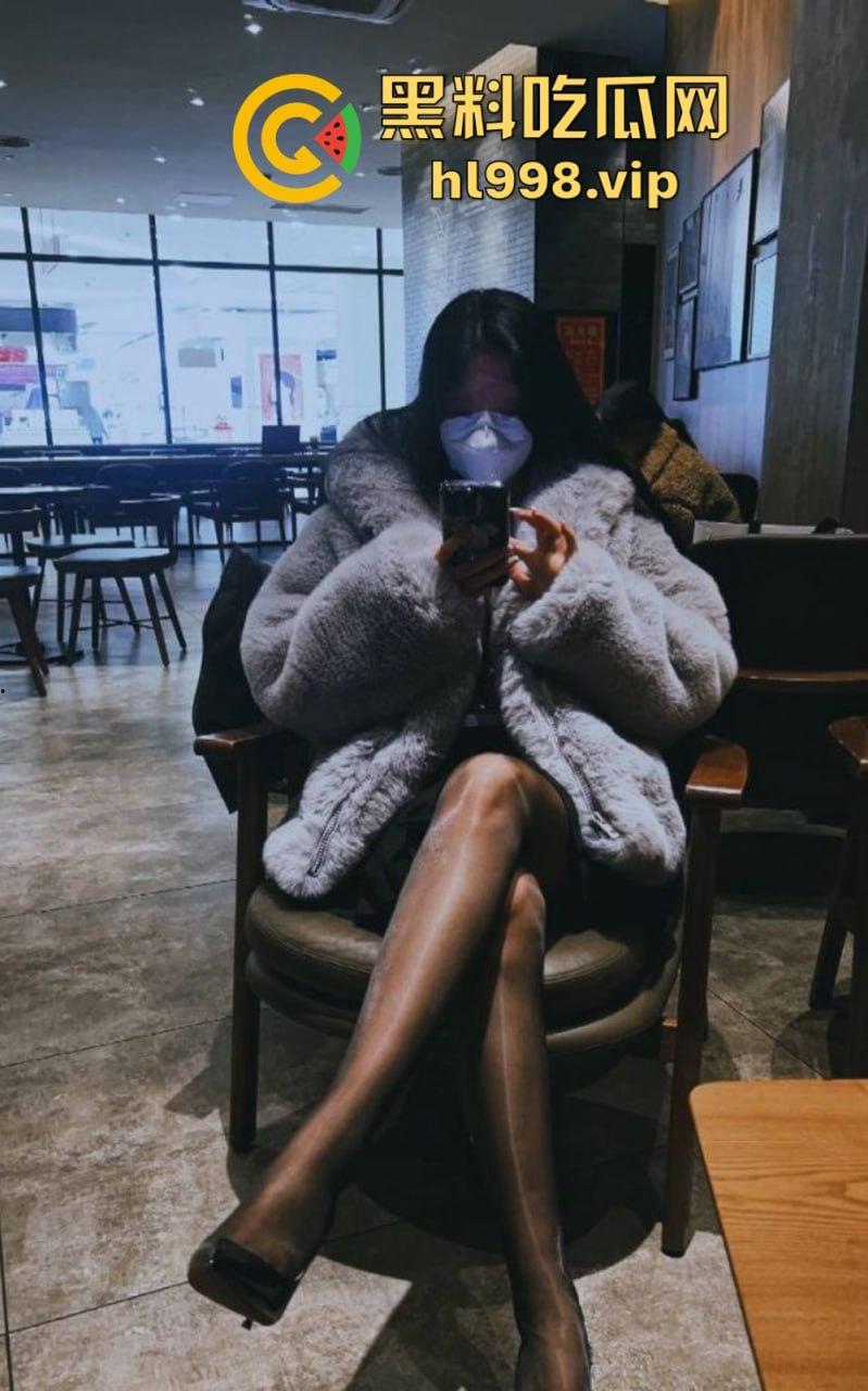 万人求的极品长腿人妻私拍来了!群交乱操,黑丝肉丝轮番上阵,十月『大魔王』放飞自我!