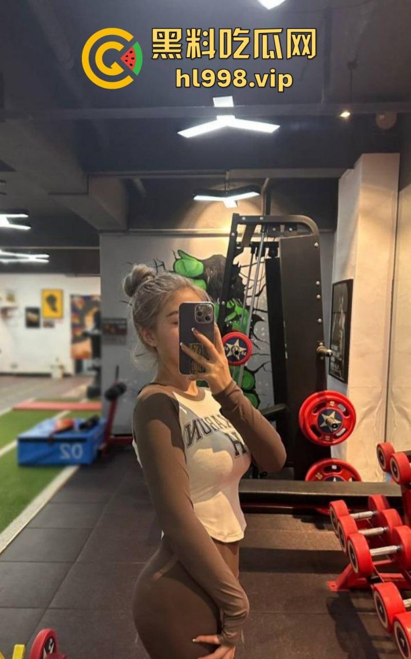 万人求的极品长腿人妻私拍来了!群交乱操,黑丝肉丝轮番上阵,十月『大魔王』放飞自我!