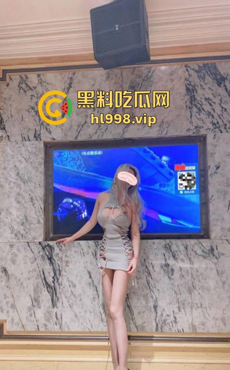 万人求的极品长腿人妻私拍来了!群交乱操,黑丝肉丝轮番上阵,十月『大魔王』放飞自我!