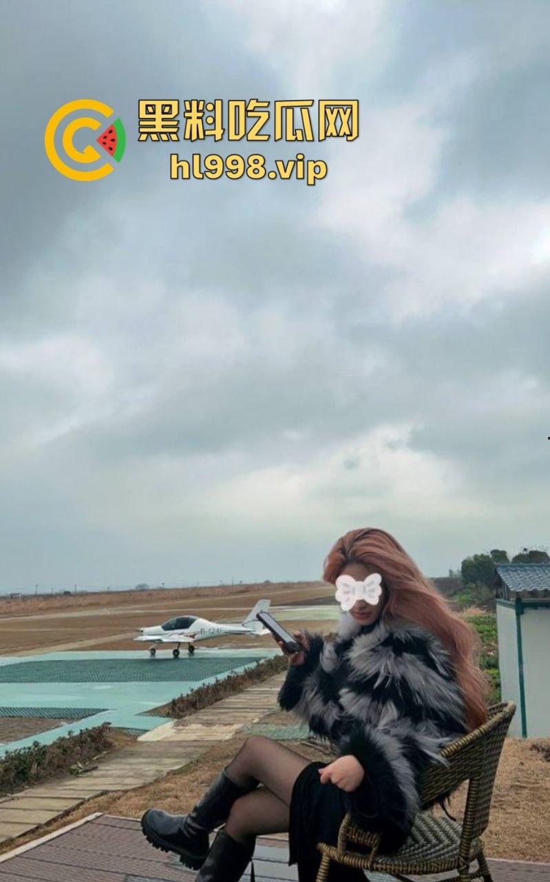 万人求的极品长腿人妻私拍来了!群交乱操,黑丝肉丝轮番上阵,十月『大魔王』放飞自我!