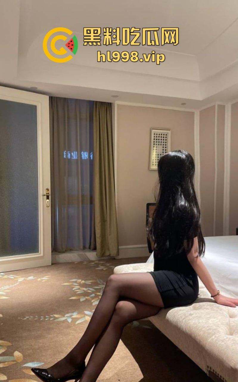 万人求的极品长腿人妻私拍来了!群交乱操,黑丝肉丝轮番上阵,十月『大魔王』放飞自我!