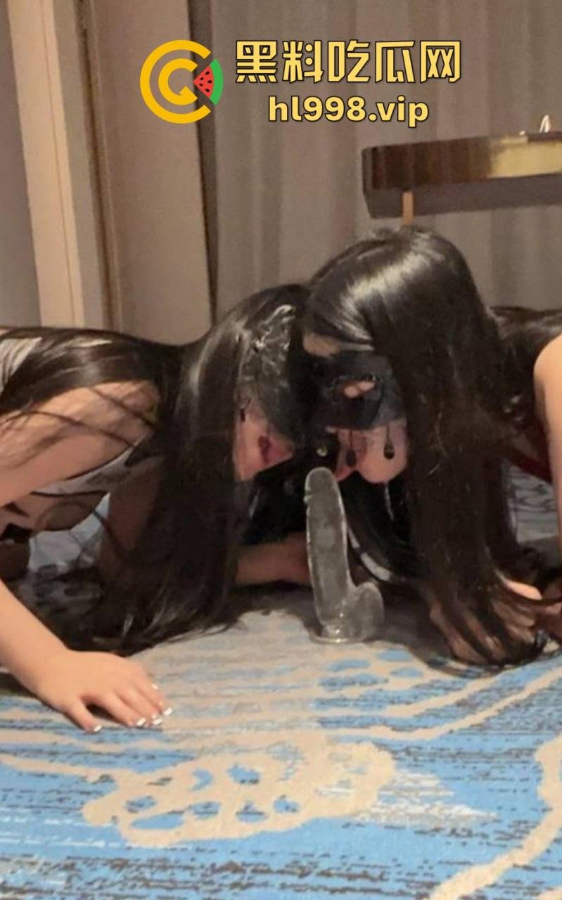 万人求的极品长腿人妻私拍来了!群交乱操,黑丝肉丝轮番上阵,十月『大魔王』放飞自我!