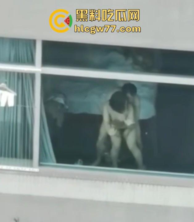 狗男女不拉窗帘激情性爱 窗前站立打桩爆操 全过程被对面楼瓜友偷拍记录!