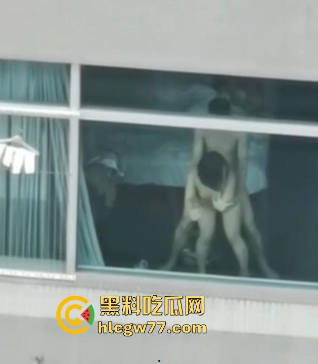 狗男女不拉窗帘激情性爱 窗前站立打桩爆操 全过程被对面楼瓜友偷拍记录!