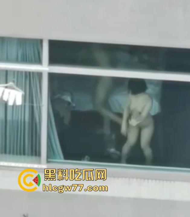 狗男女不拉窗帘激情性爱 窗前站立打桩爆操 全过程被对面楼瓜友偷拍记录!