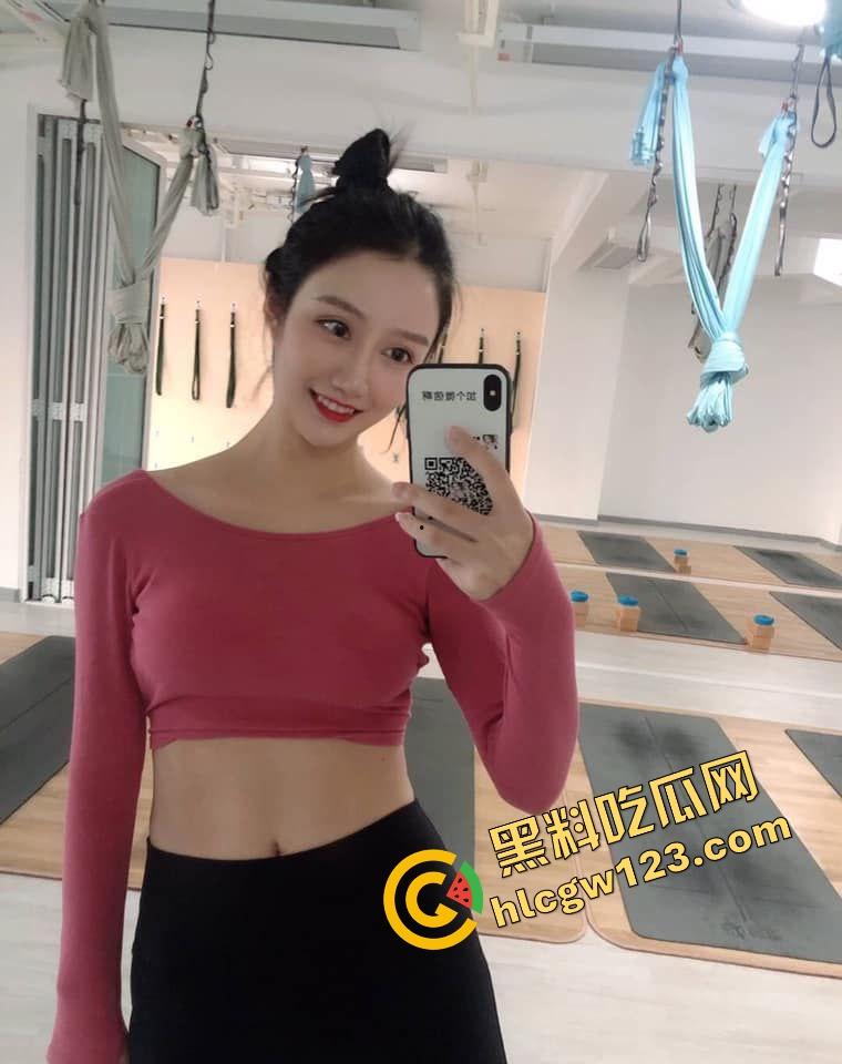 她是南昌最能装的骚货『乔欣玉』金主点菜送上门,浓眉大眼清纯外表,穿包臀裙被金主哥花样调教!