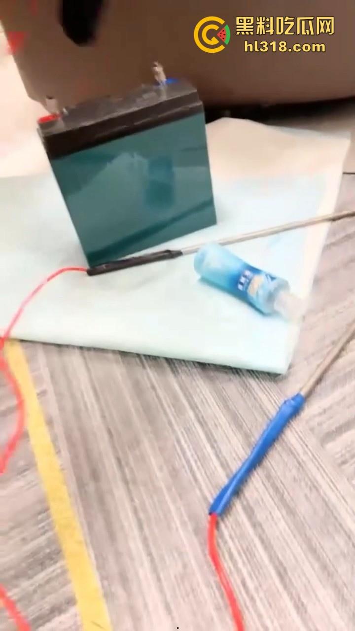 现在SM都发展到这个地步了吗！直接上电击了，把骚母狗的逼都电的缩起来，现场火花四溅刺激无比！